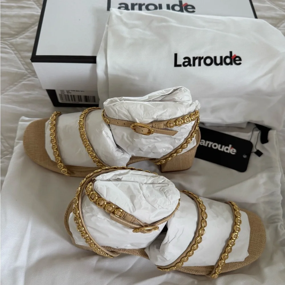 Larroude Gio Milanina Sandal Beige/Raffia made in Brazil.
New in original box. - Picture 2 of 11